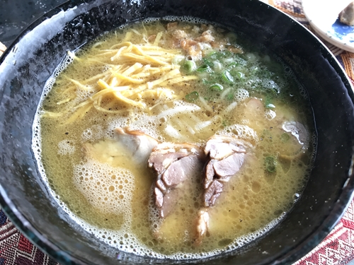 平飼いでのびのび育った名古屋コーチンのももの食感！　　　ポークアンドチキン江田島