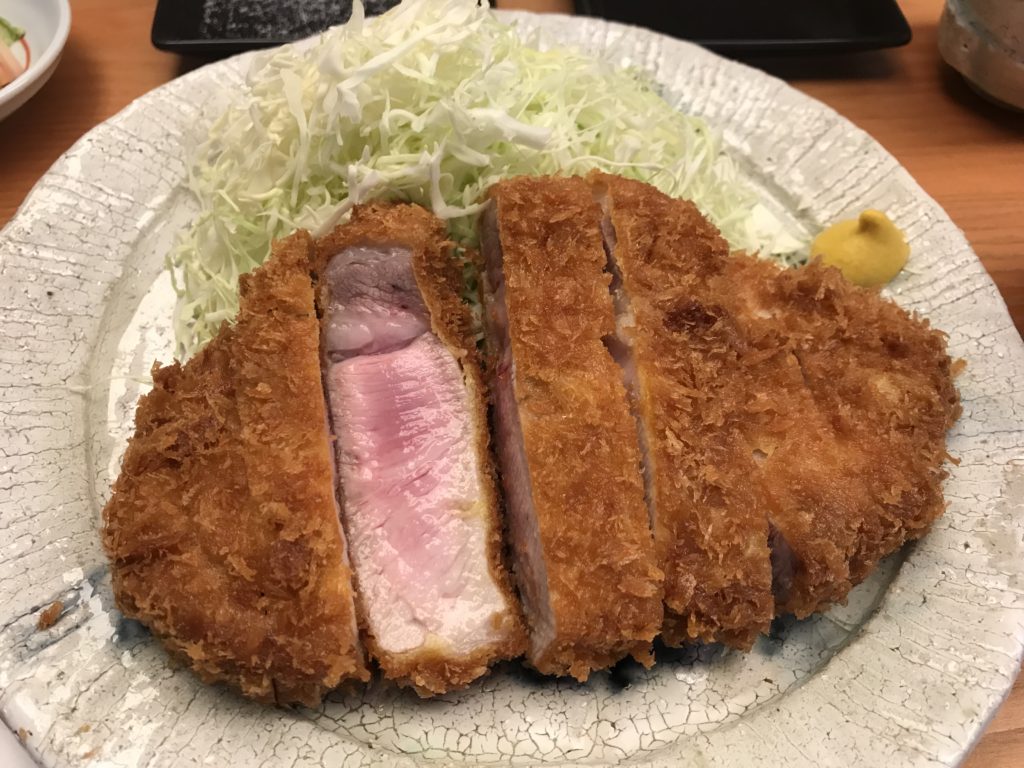 これはもうトンカツの域を超えています！　　　とんかつひなた