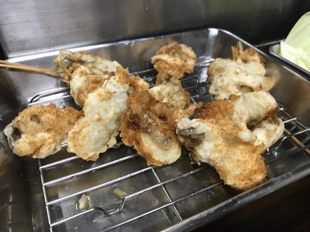 この牡蠣は本当にやみつきになります！　　　串かつ　一口