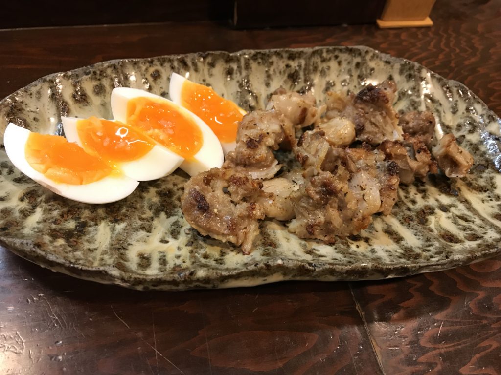 豚ガリももちろんですが、半熟卵が！　　　　えび一