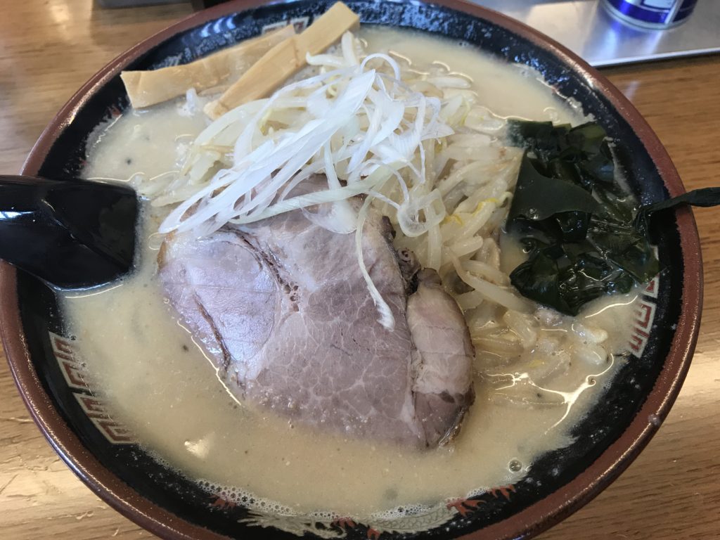 スープを飲むのが止まらず、麺とのバランスを失う、笑　　　　　北海道ラーメン　はせ川