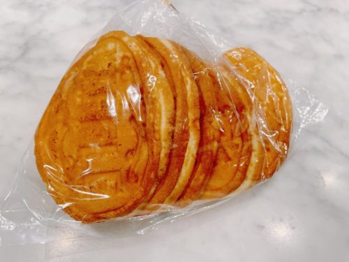 ワッフルの皮だけあったらいいな～からの塩大福にびっくり！　　　　　名月堂